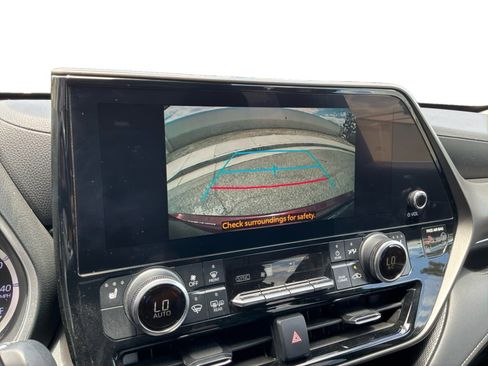 Used 2023 Toyota Highlander XLE FWD image 13