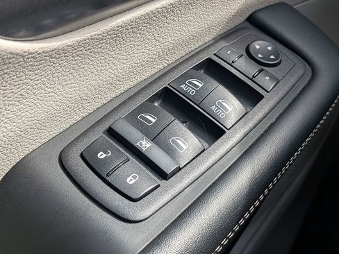 Used 2024 Chrysler Pacifica Touring-L FWD image 22