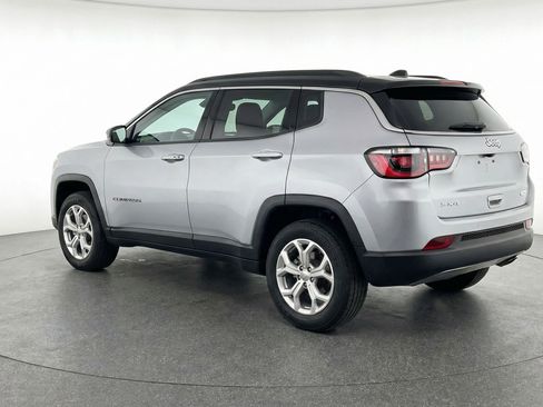Used 2025 Jeep Compass Latitude AWD/4WD image 6