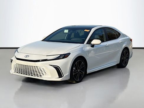 Used 2025 Toyota Camry XSE FWD image 3
