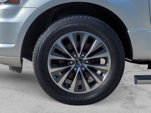 Used 2016 Lincoln Navigator Select image 16