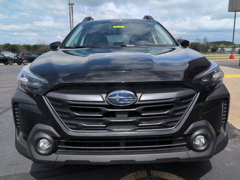 Used 2023 Subaru Outback Premium AWD/4WD image 3