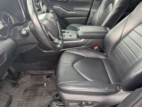 Used 2022 Toyota Highlander XLE FWD image 8