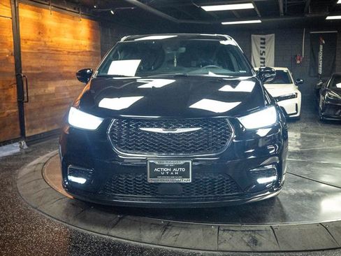 Used 2025 Chrysler Pacifica Select FWD image 4