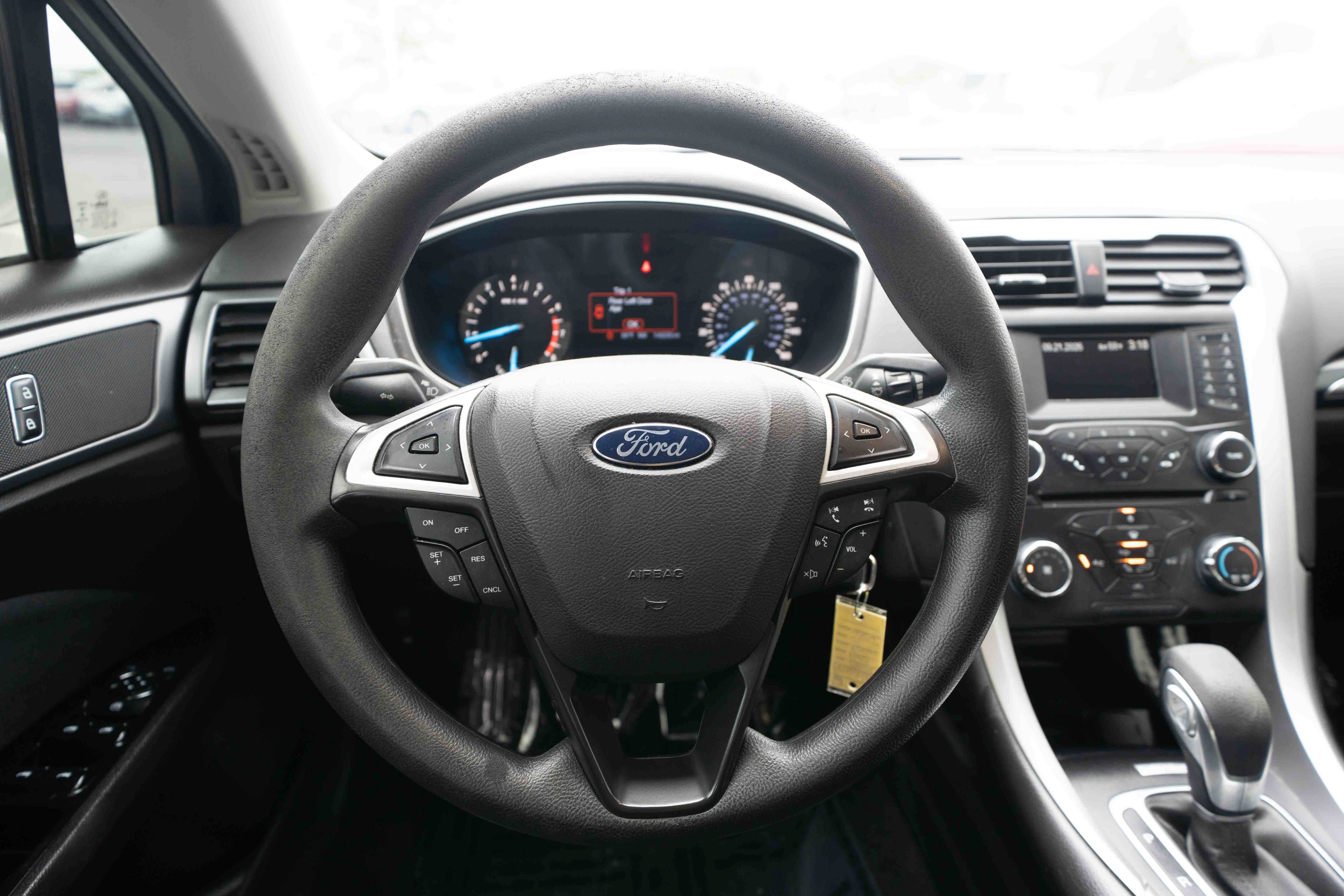Used 2014 Ford Fusion SE FWD image 21