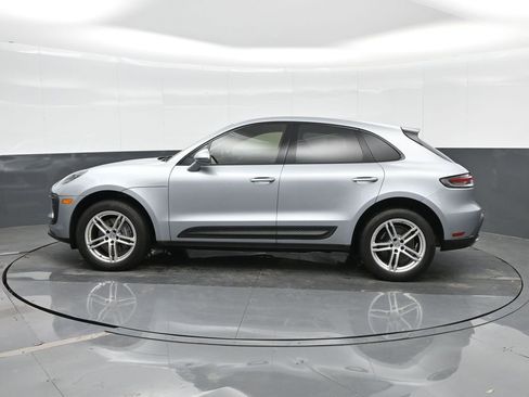 Certified 2022 Porsche Macan image 2