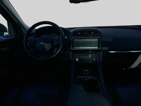 Used 2017 Jaguar F-PACE Prestige image 15