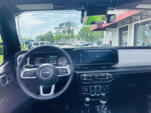 Used 2024 Jeep Wrangler Unlimited Sahara w/ Technology Group AWD/4WD image 16