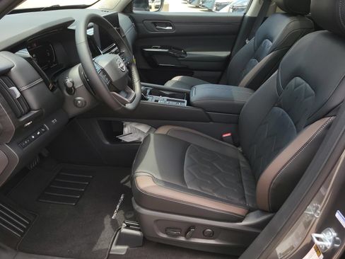 New 2026 Nissan Pathfinder Platinum w/ Accent Package FWD image 19