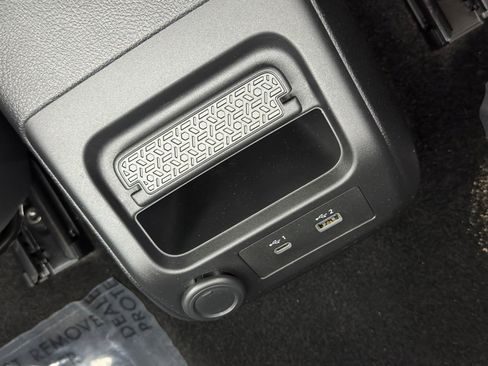 Used 2024 Nissan Ariya AWD image 31