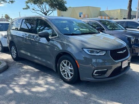Used 2023 Chrysler Pacifica Touring-L FWD image 10