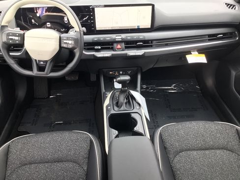 New 2025 Kia K4 GT-Line image 17