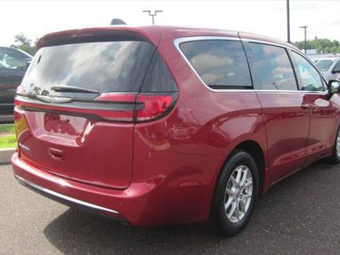 Certified 2025 Chrysler Pacifica Select FWD image 3