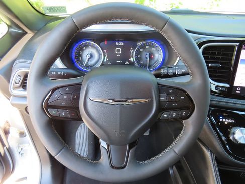 Certified 2025 Chrysler Pacifica Limited FWD image 18