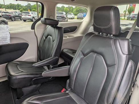 Used 2023 Chrysler Pacifica Touring-L FWD image 26