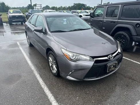 Used 2017 Toyota Camry SE FWD image 4