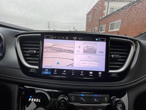 Used 2025 Chrysler Pacifica Limited FWD image 21