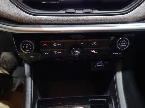 Used 2023 Jeep Compass Latitude image 28