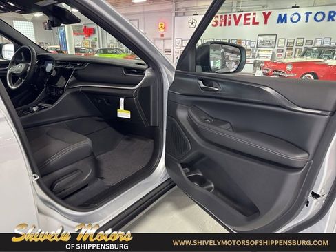 New 2025 Jeep Grand Cherokee L Laredo w/ Luxury Tech Group I image 40