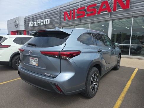 Used 2020 Toyota Highlander XLE image 3