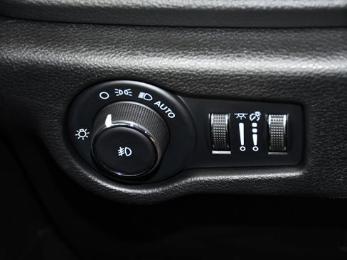 Used 2025 Chrysler Pacifica Select AWD/4WD image 35