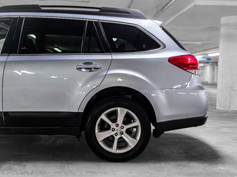 Used 2014 Subaru Outback 2.5i Limited w/ Moonroof Package AWD/4WD image 17