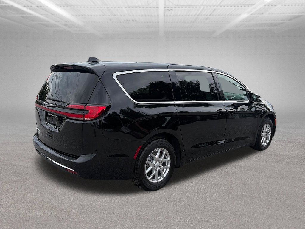 Used 2025 Chrysler Pacifica Select FWD image 6