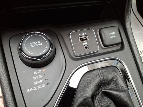 Used 2022 Jeep Cherokee Limited image 14