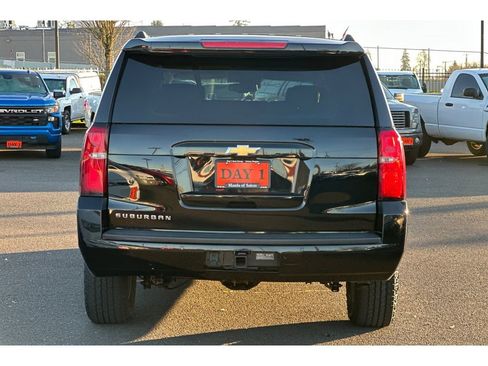 Used 2019 Chevrolet Suburban LT image 6