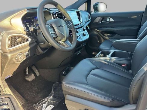 New 2026 Chrysler Pacifica Select FWD image 4