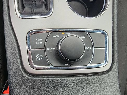 Used 2019 Jeep Grand Cherokee Laredo AWD/4WD image 26