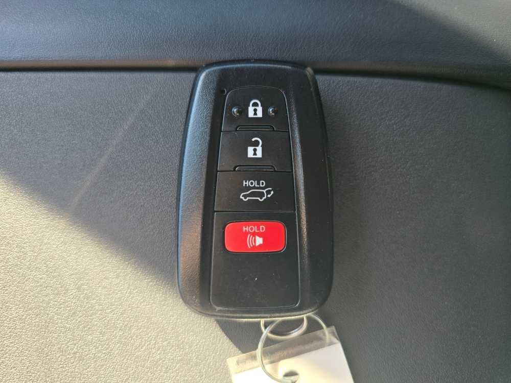 Used 2022 Toyota Highlander XLE AWD/4WD image 22