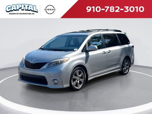 Used 2017 Toyota Sienna SE Premium FWD image 1