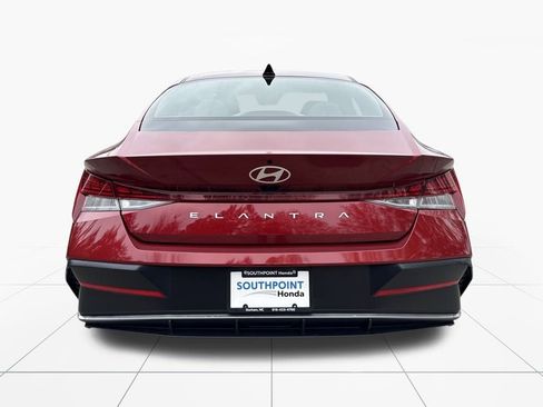 Used 2024 Hyundai Elantra SEL w/ Convenience Package image 7