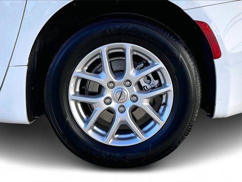 Certified 2024 Chrysler Pacifica Touring-L image 33