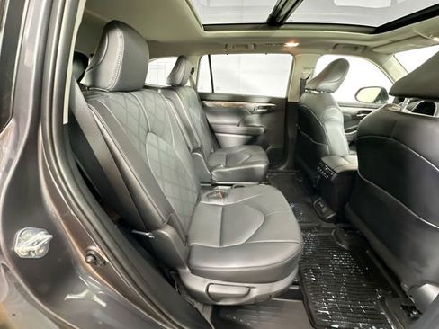 Used 2024 Toyota Highlander Platinum image 4