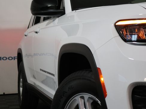 Used 2023 Jeep Grand Cherokee Laredo RWD image 3