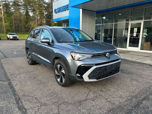 Used 2025 Volkswagen Taos SE AWD/4WD image 2