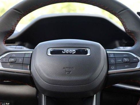 Used 2025 Jeep Compass Trailhawk AWD/4WD image 9