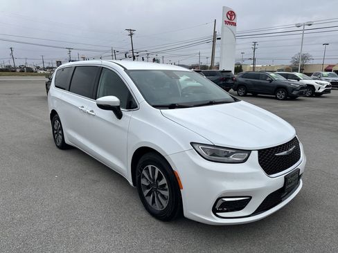 Used 2023 Chrysler Pacifica Touring-L FWD image 3