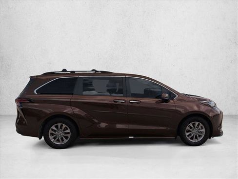 Used 2022 Toyota Sienna XLE FWD image 4