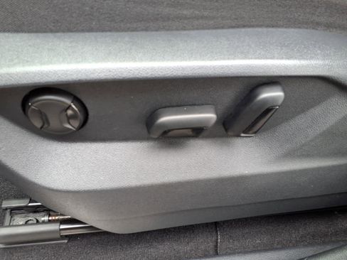 Used 2025 Volkswagen Atlas SE image 14