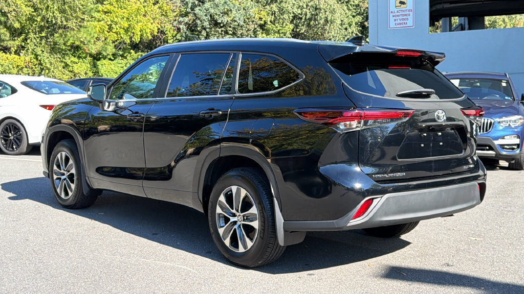 Used 2025 Toyota Highlander XLE AWD/4WD image 3
