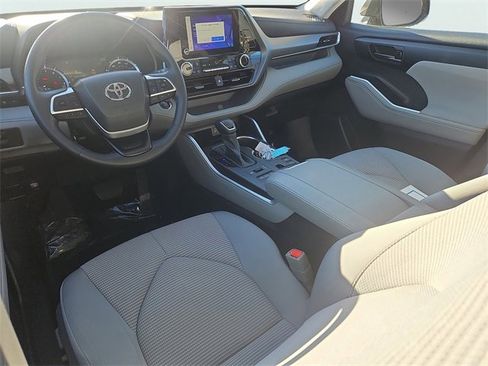 Used 2023 Toyota Highlander LE image 11