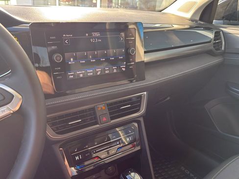 New 2025 Volkswagen Taos SE image 15