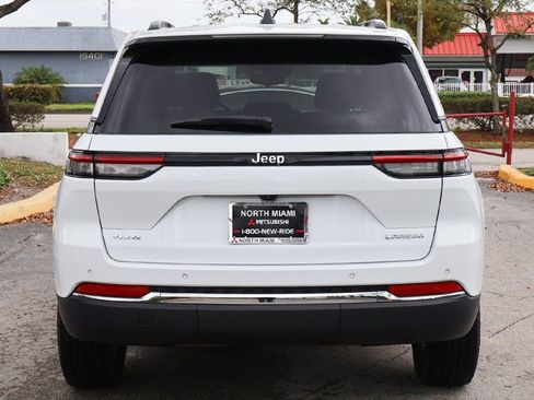 Used 2022 Jeep Grand Cherokee Laredo w/ Luxury Tech Group I AWD/4WD image 11