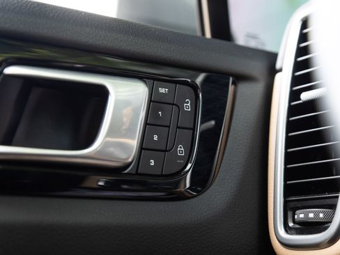 Certified 2023 Porsche Cayenne AWD/4WD image 18