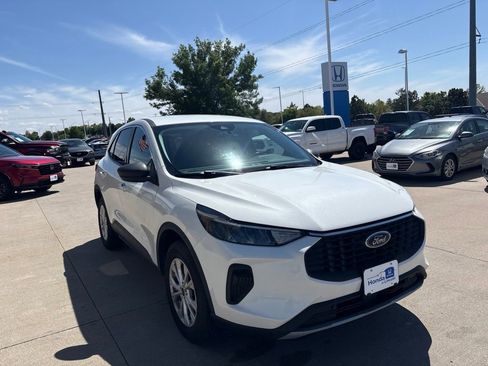 Used 2023 Ford Escape Active AWD/4WD image 3