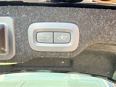 Used 2023 Volvo S90 B6 Plus image 31