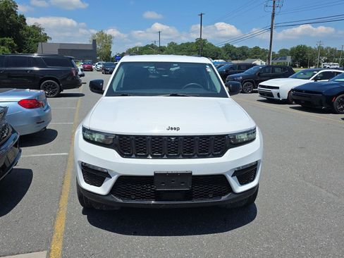 Used 2023 Jeep Grand Cherokee Limited w/ Luxury Tech Group II AWD/4WD image 2